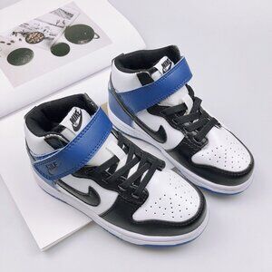 Nike SB Dunk Low Low-Top Sneakers In Black And White